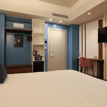 The Floor 3* ميلان