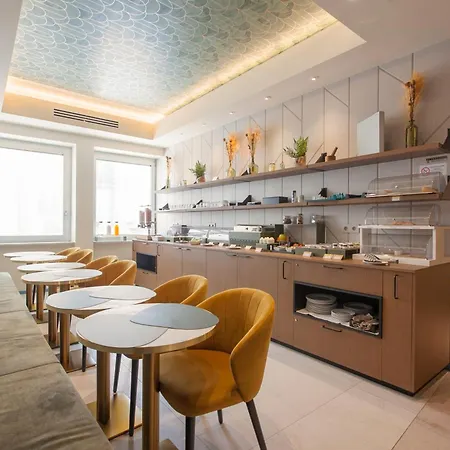فندق The Floor 3*